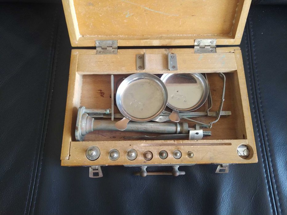 Antiga balança de precisão, aferida, com pesos, em caixa. Completa.