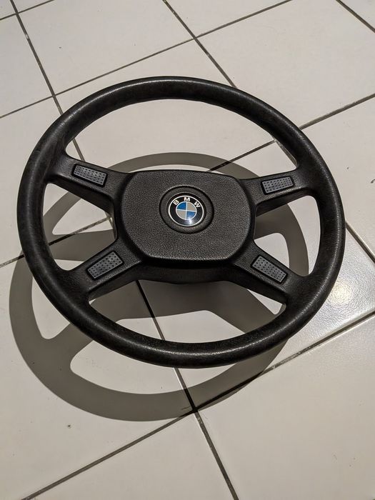 Volante BMW e30.
