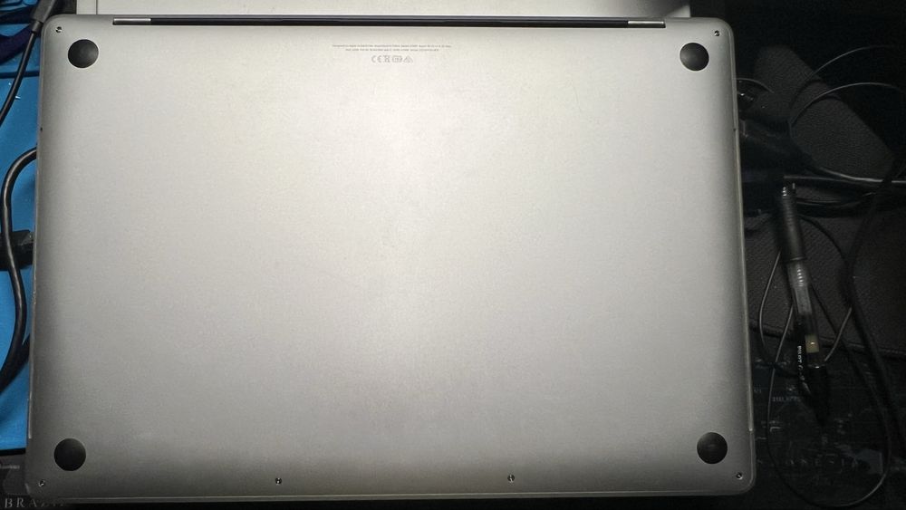 MacBook Pro 15” (2019) i7 / 16GB / 250GB SSD