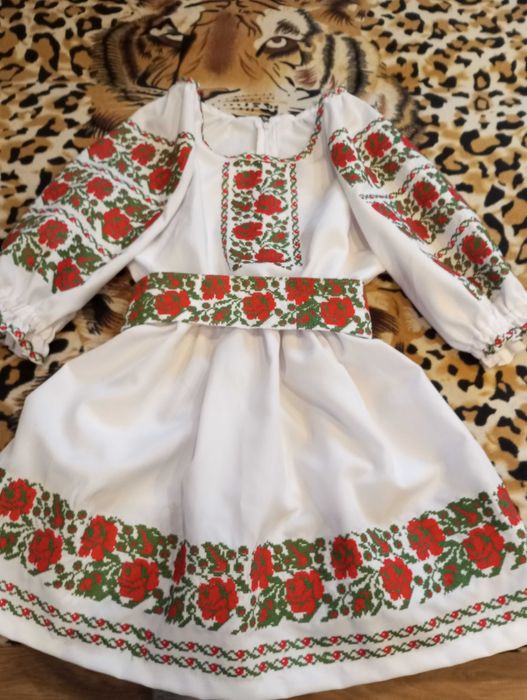 Плаття вишиване для дівчинки
