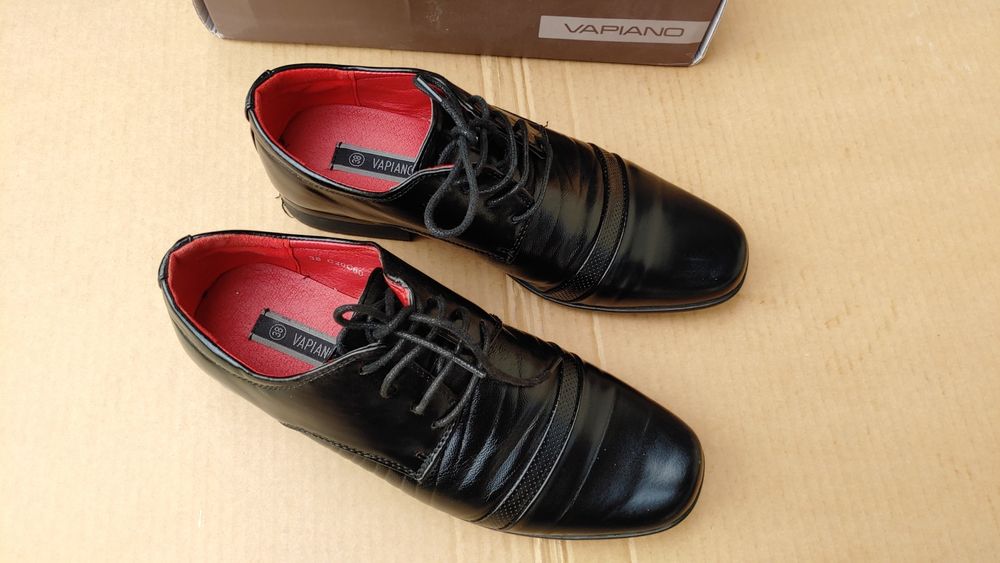 Eleganckoe półbuty Nr 38 jak nowe Lakierki