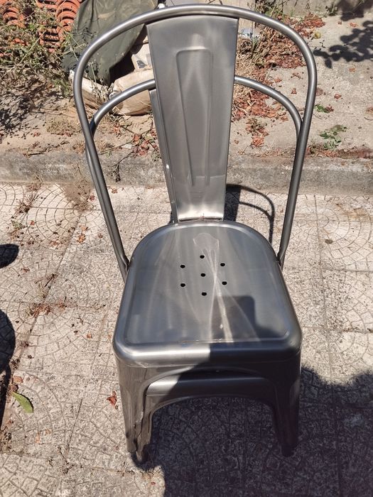 Cadeira de metal cinza/ prata