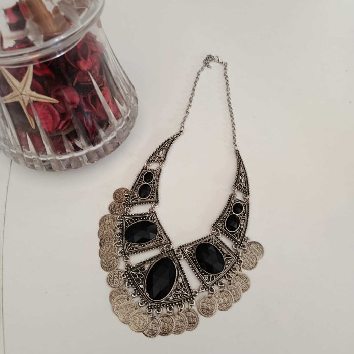 colar prateado com pedras pretas, e pendentes medalhas