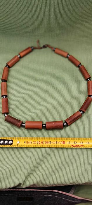 Colar com madeira