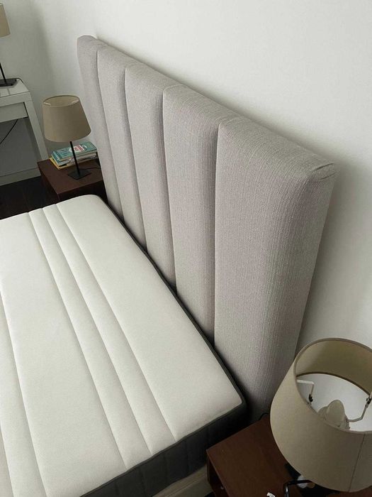 Cama de casal IKEA com cabeceira e colchão (140x200 cm)