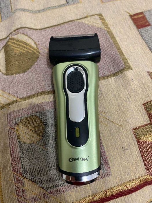 Електробритва з тримером Gemei GM-7110 для чоловіків