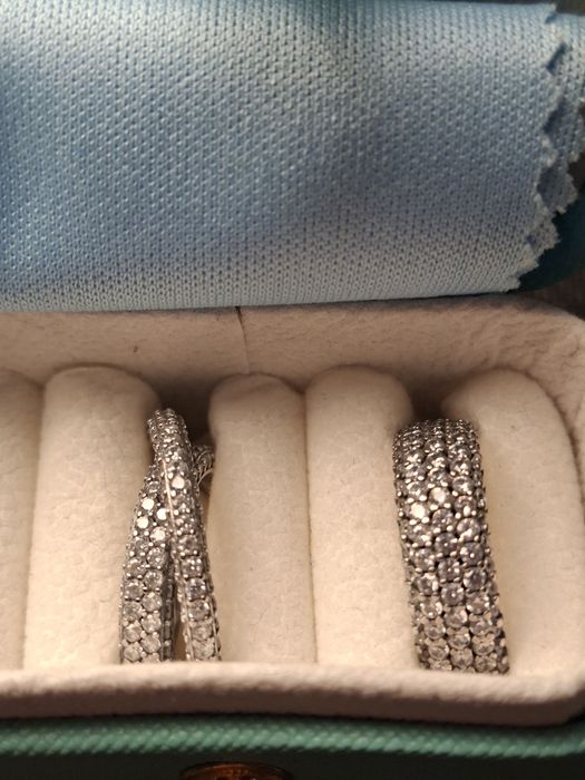 Conjunto com dois aneis de zircônias cintilantes da pandora