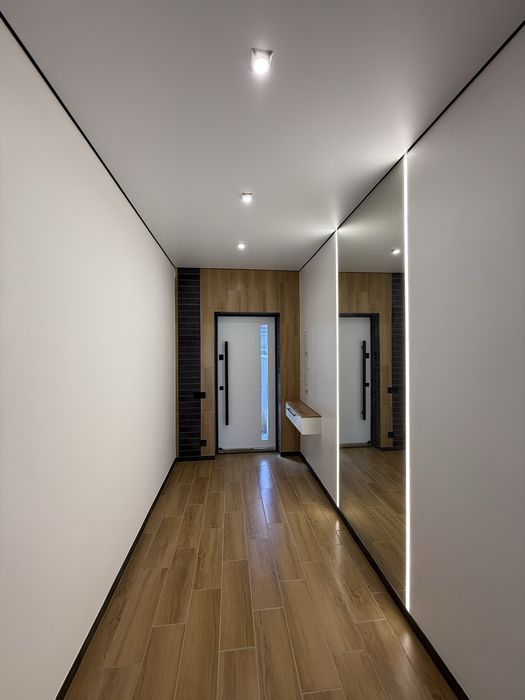 Сучасний двоповерховий котедж з якісним ремонтом та продуманим плануванням