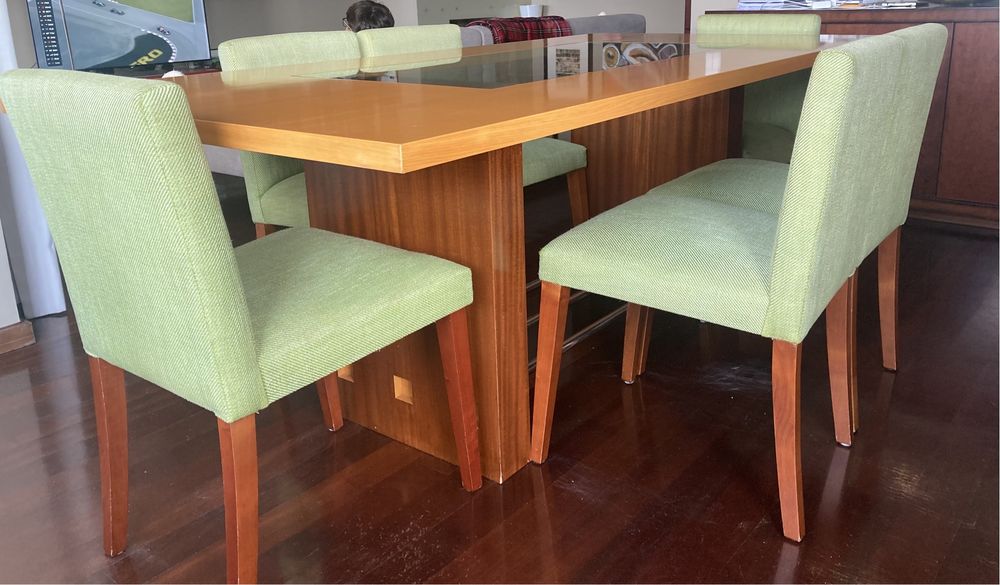 Mesa de jantar em madeira