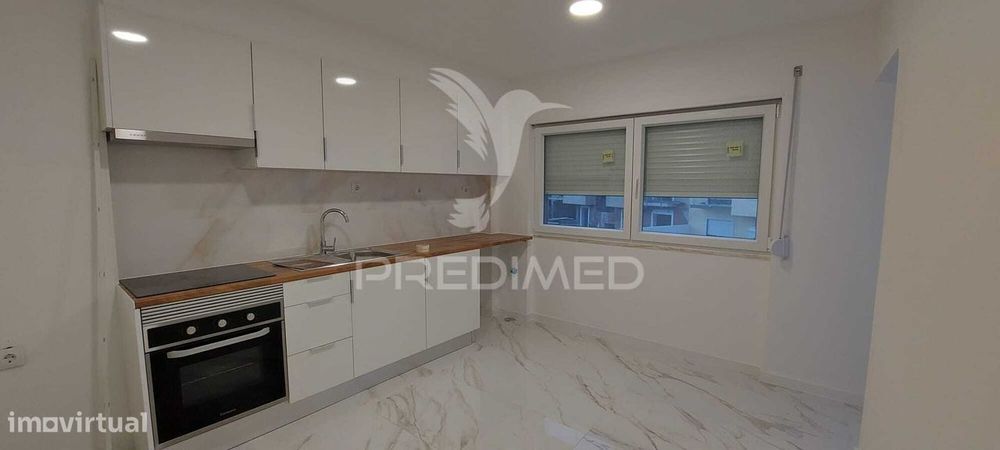 Renovated T2 Apartment in Lavradio – Ready to Move In