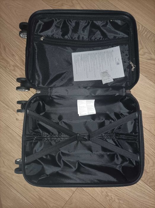 Nowa walizka podróżna KitKat  53x36x22cm