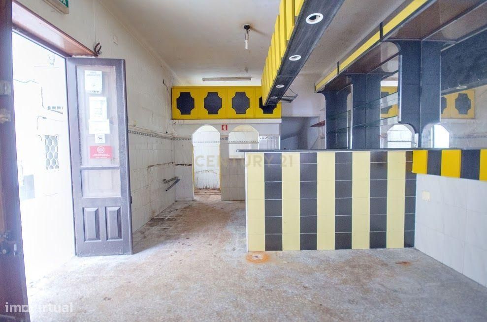 Prédio - Apartamento + Espaço Comercial - Centro Histórico da Nazaré