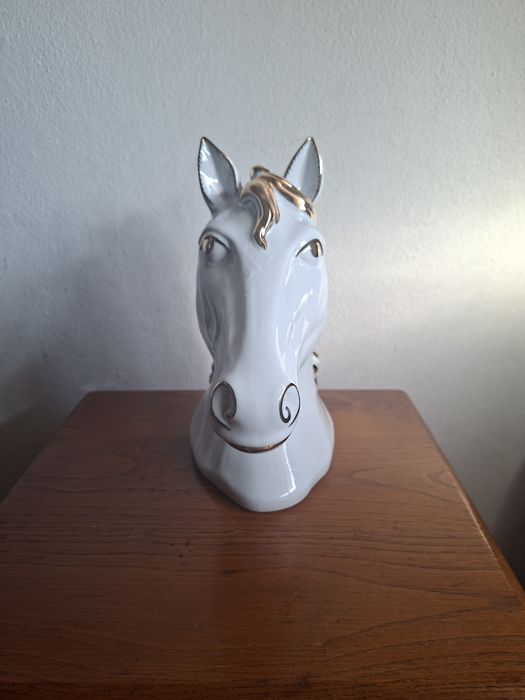 Vendo escultura em porcelana branca de cavalo