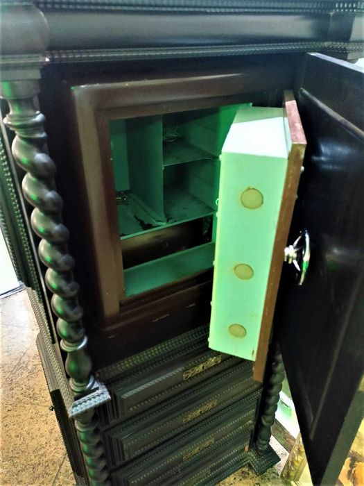 Móvel Torcidos Tremidos Cofre