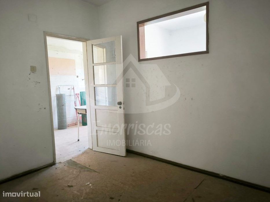 Prédio de 2 pisos para remodelação no Bairro de São João em Camarate