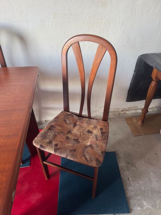 Mesa de jantar extensível + 4 cadeiras