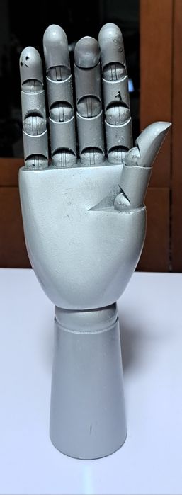 Mão articulada em estilo manequim