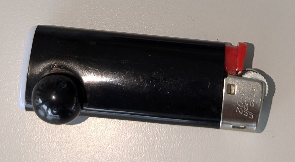 Isqueiro Bic pequeno com pequena anomalia de fábrica