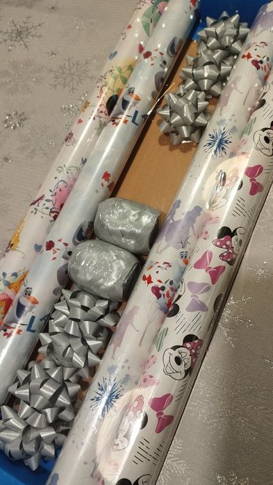 Papier do pakowania prezentów i wstążki Disney nowe