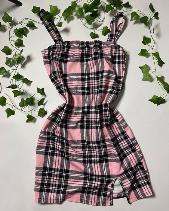 Платтячко в клітинку з вирізом