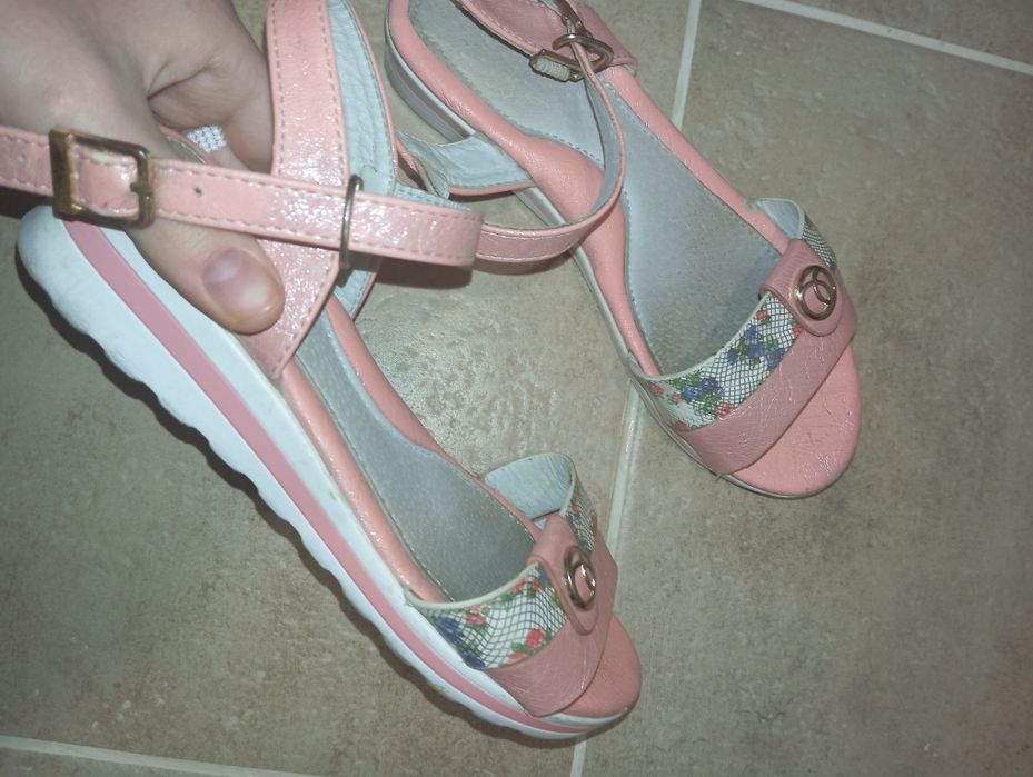 Босоніжки для дитини