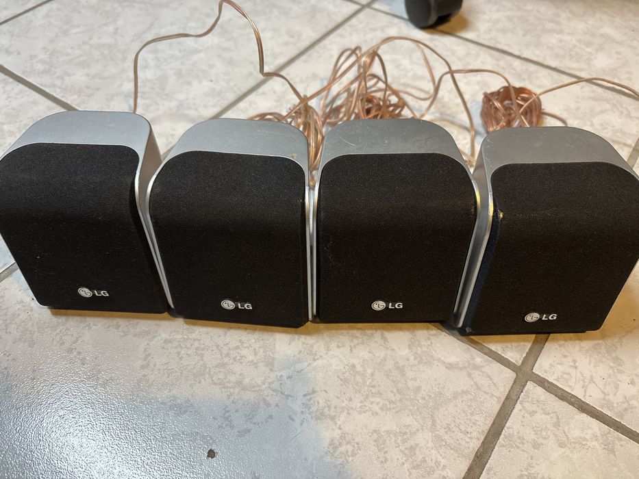 Vendo 4 colunas LG  60W cada