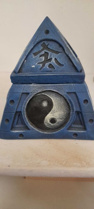 Guarda Joias em forma de pirâmide.