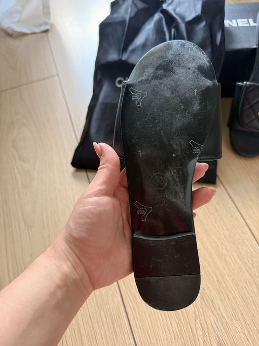 Шльопанці в стилі Chanel