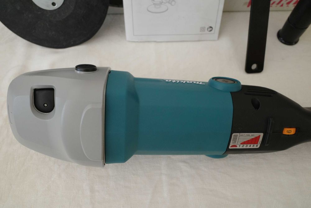 Полірувальна шліфувальна машина Makita SA7000C