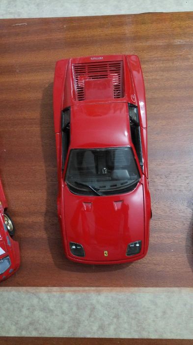 4 carros de colecção (3 Ferraris)