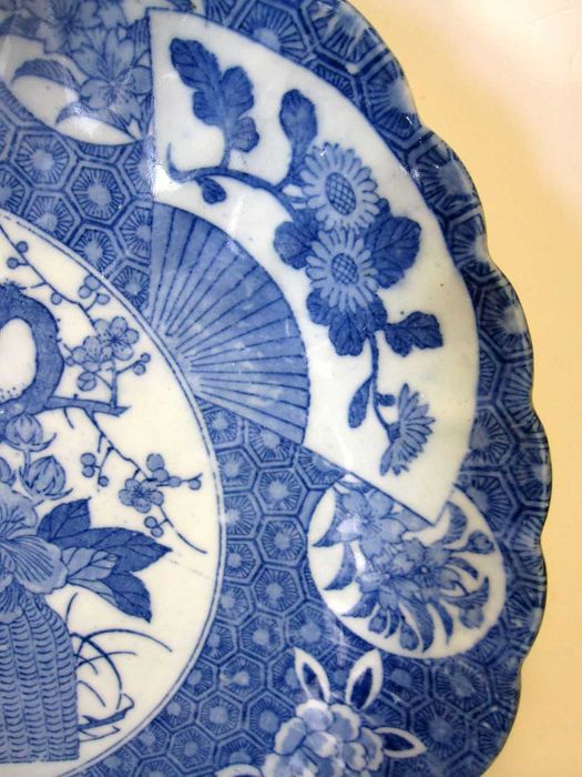raro antigo prato asiático em porcelana com leques e flores -31 cm
