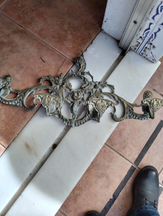 Vendo cabide em latão antigo