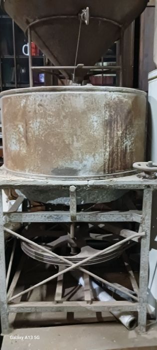 Moinho de pedra elétrico manofasico esta a trabalhar normal