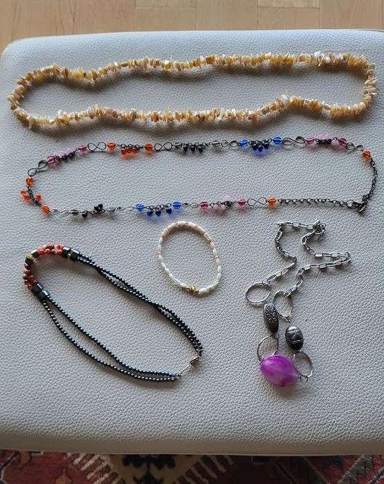 Vários colares e pulseiras novas