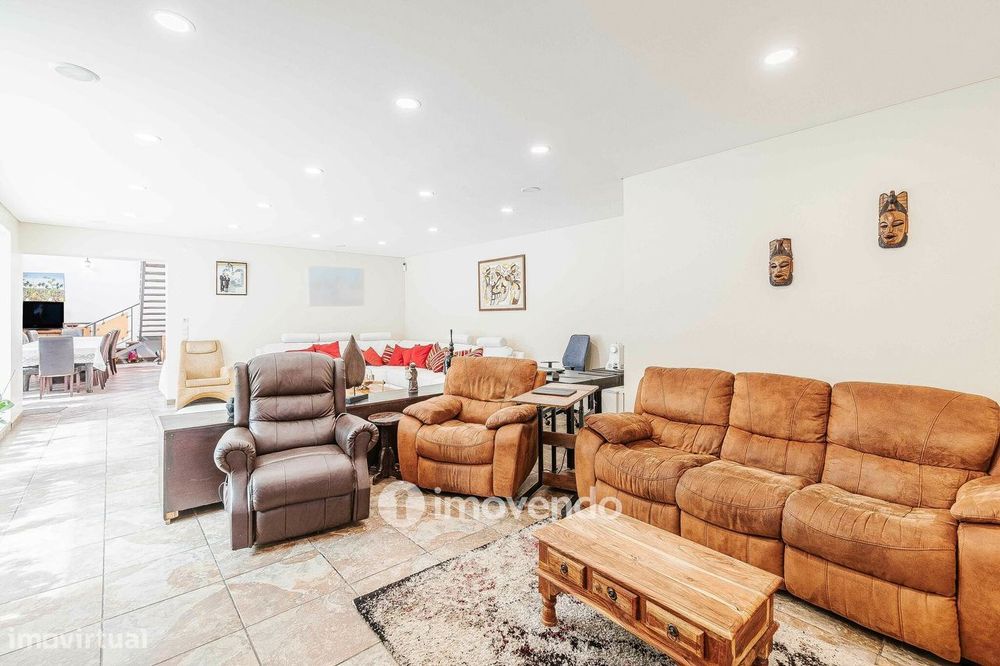 Quinta T3 isolada, com 14.500m² de terreno e piscina, em Loures