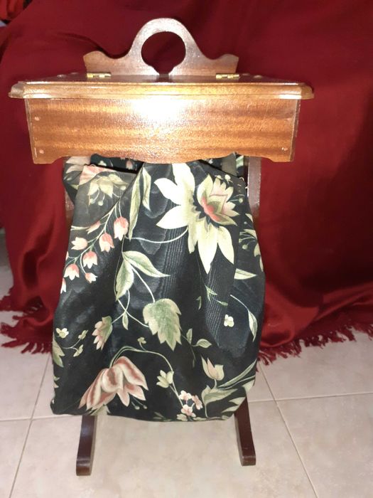 Móvel  de Costura /Costureiro Antigo em Madeira e Tecido