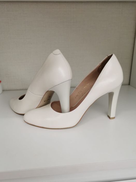 Sprzdam biale skórzane buty ślubne 39