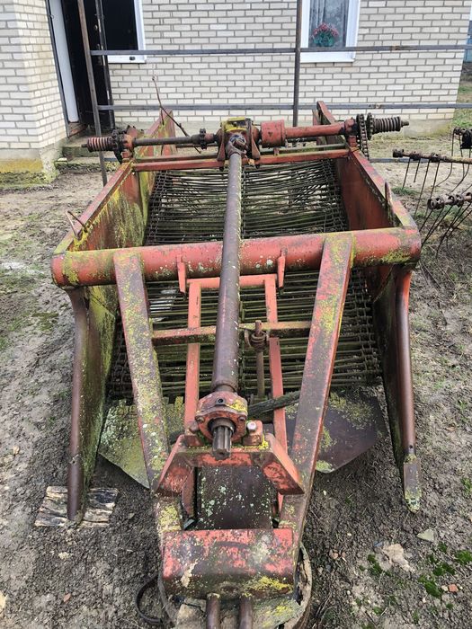 Продаєця картопле копалка