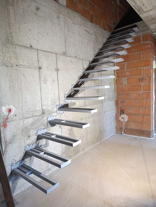 Schody półkowe wspornikowe wiszące Producent