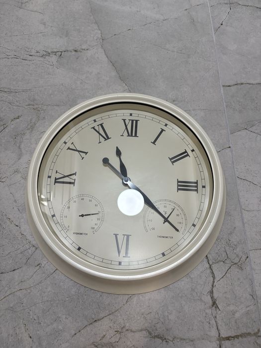 Zegar  scienny, kolor kremowy.