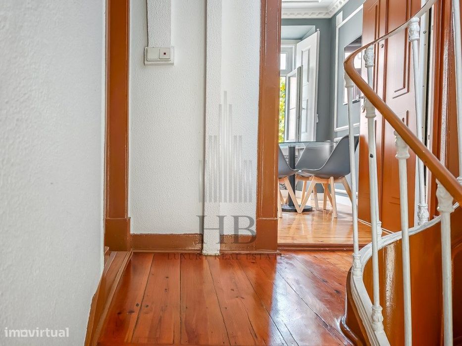 Apartamento T2 com Charme Clássico Renovado na Lapa | Lisboa