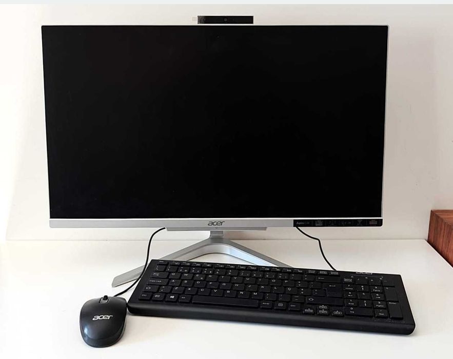 Computador All-in-One Acer Aspire C24 em bom estado. Inclui teclado e rato da Acer. 

- Monitor de 24 polegadas.
- Design elegante e moderno.
- Perfei