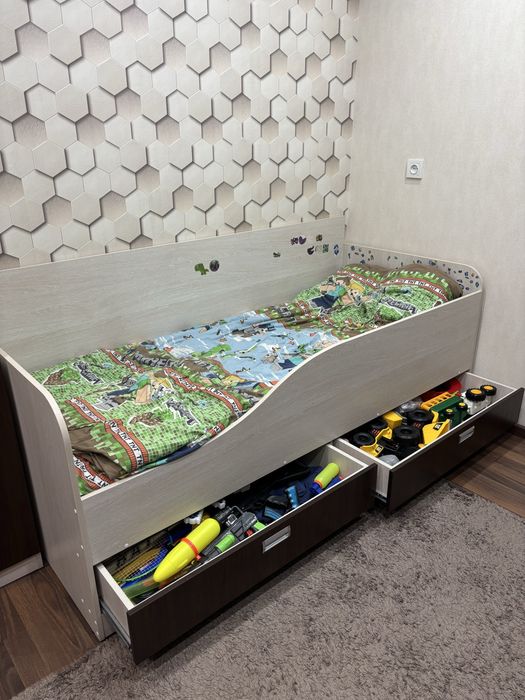 Продам кровать с матрасом