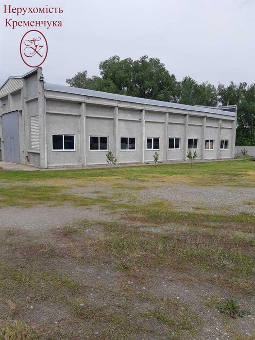 Продаж територіі 0,5 га з ангаром та складами.