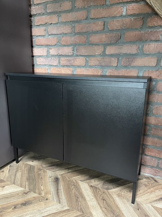 Czarna komoda na metalowych nóżkach