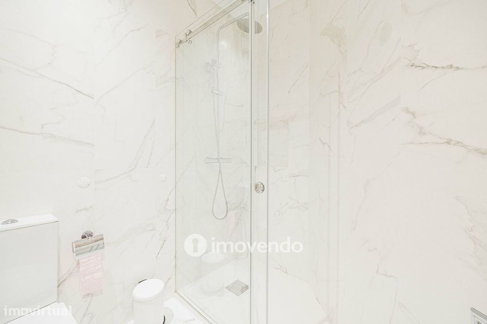 Apartamento T3 Duplex, com estacionamento, no Condomínio do Loural