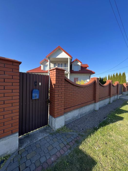 Продаж будинку з окремим гаражем