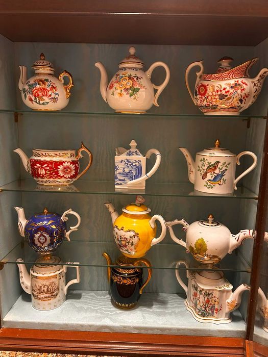 Vitrine com bules antigos.