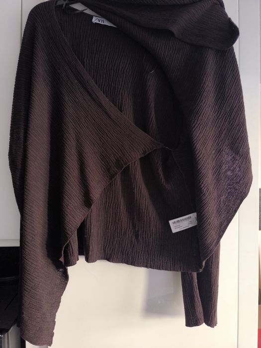 Brązowy sweter. Zara.