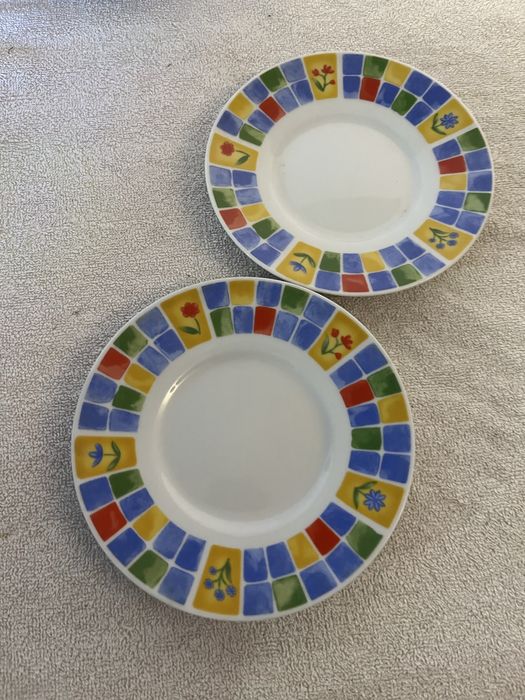 2 pratos de sobremesa com borda colorida